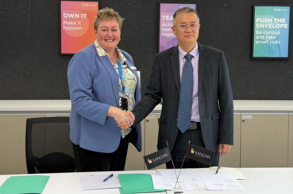 Representatives from Kangan Institute and JNPI shake hands